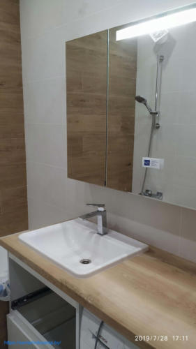 umyvalnik v vannoj komnate