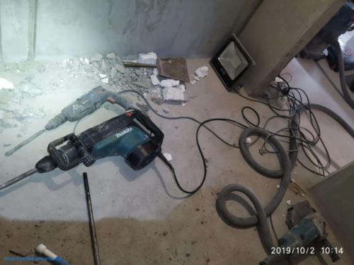 shtroblenie sten dlya montazha skrytyx trub